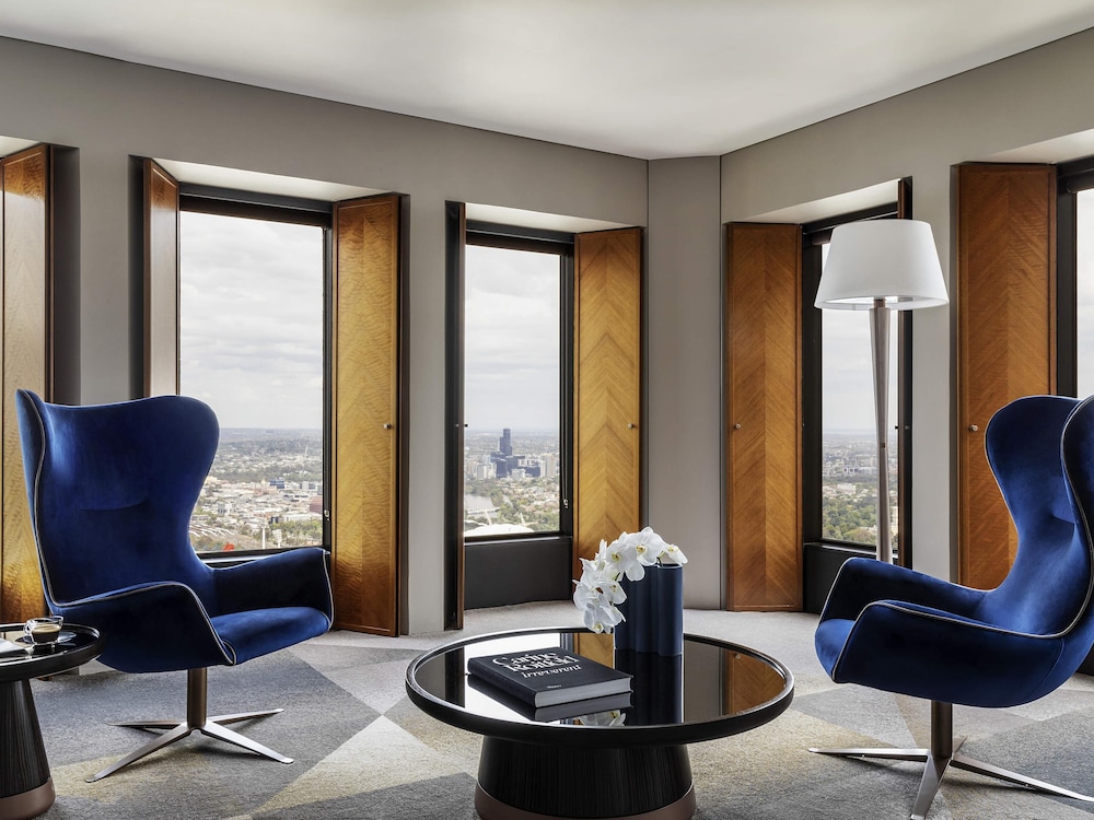 JUNIOR SUITE, 1 Cama King, Sala de Estar de Planta Abierta, Vistas de Esquina a la Bahía y al Río del hotel Sofitel Melbourne On Collins. Foto 2
