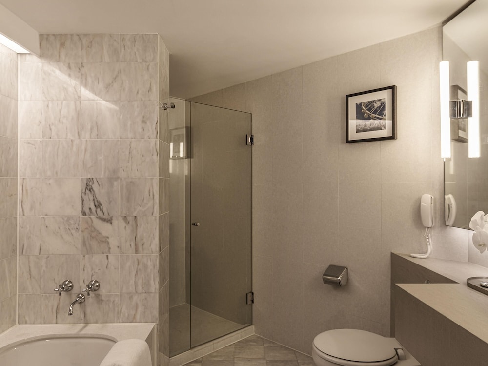 JUNIOR SUITE, 1 Cama King, Sala de Estar de Planta Abierta, Vistas de Esquina a la Bahía y al Río del hotel Sofitel Melbourne On Collins. Foto 3