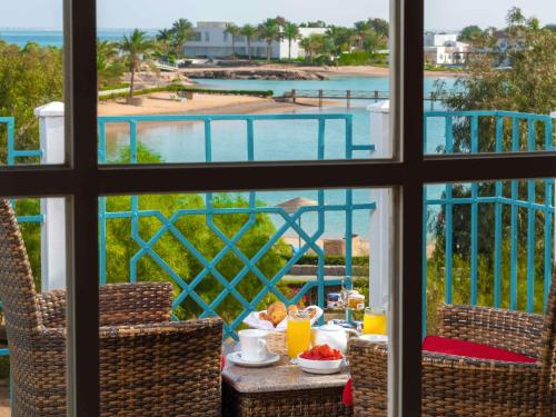 Habitación Doble Deluxe con vistas a la laguna - cama grande del hotel Mövenpick Resort and Spa El Gouna. Foto 1