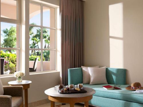 Habitación Clásica con cama extragrande del hotel Mövenpick Resort and Spa El Gouna