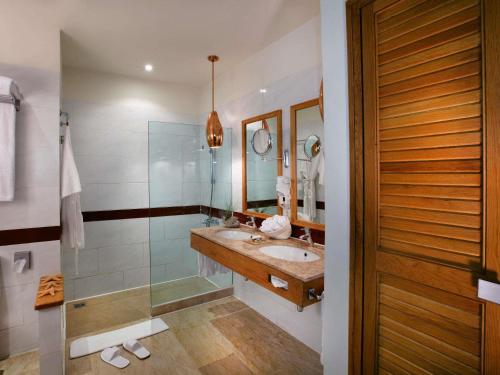 Habitación Clásica con cama extragrande del hotel Mövenpick Resort and Spa El Gouna. Foto 3