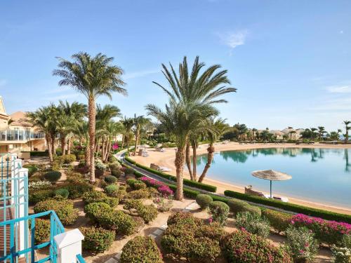 Habitación Familiar con vistas a la laguna del hotel Mövenpick Resort and Spa El Gouna. Foto 1