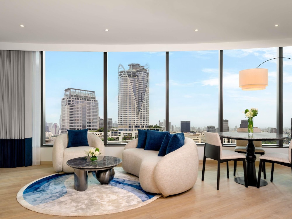 Suite Ejecutiva con salón independiente y 1 cama King Size del hotel Novotel Bangkok Platinum - Sha Extra Plus