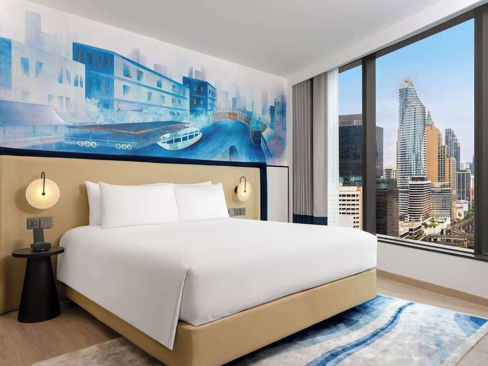 Suite Ejecutiva con salón independiente y 1 cama King Size del hotel Novotel Bangkok Platinum - Sha Extra Plus. Foto 3