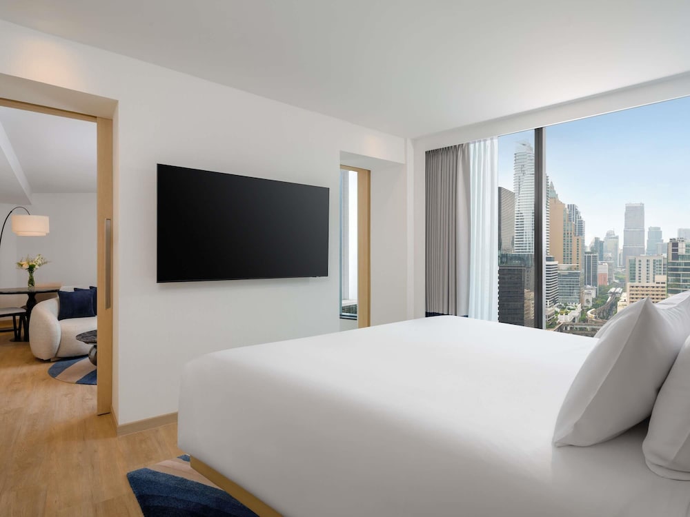 Suite Ejecutiva con salón independiente y 1 cama King Size del hotel Novotel Bangkok Platinum - Sha Extra Plus. Foto 4