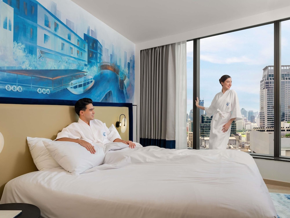 Suite Ejecutiva con salón independiente y 1 cama King Size del hotel Novotel Bangkok Platinum - Sha Extra Plus. Foto 5
