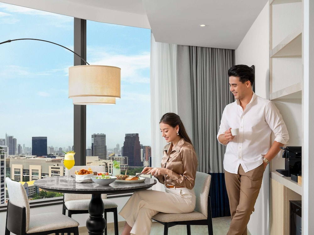 Suite Ejecutiva con salón independiente y 1 cama King Size del hotel Novotel Bangkok Platinum - Sha Extra Plus. Foto 10