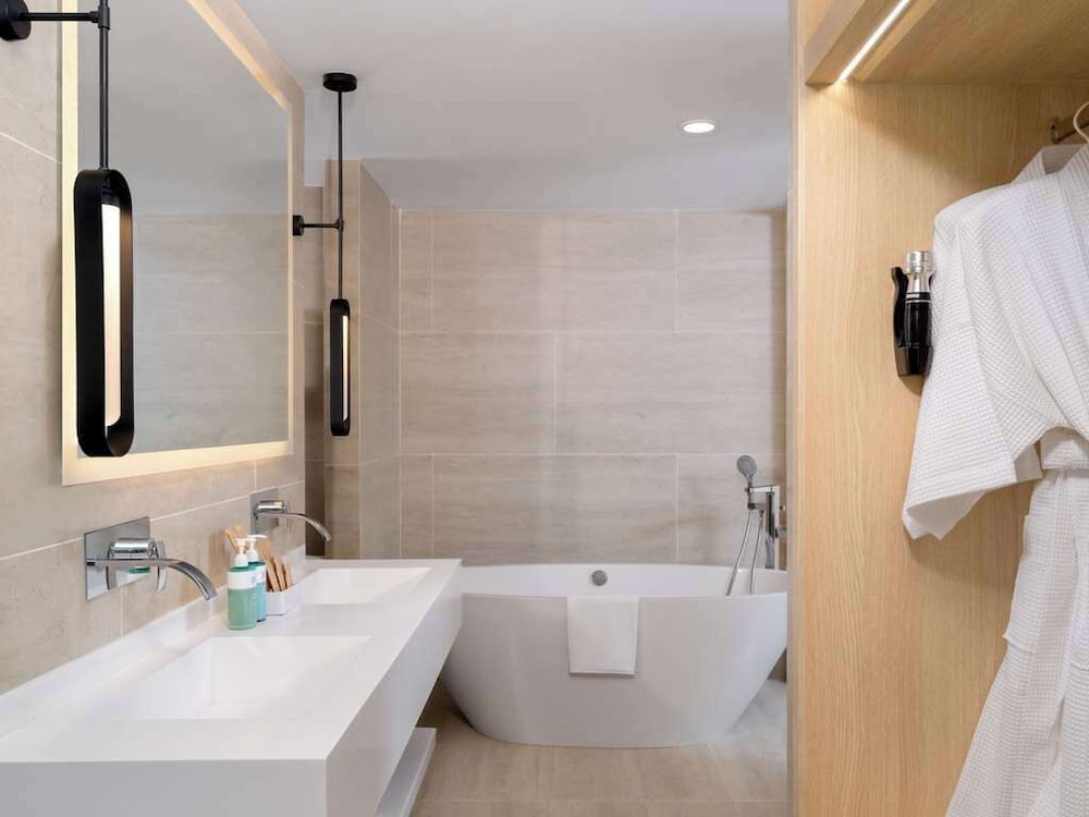 Suite Ejecutiva con salón independiente y 1 cama King Size del hotel Novotel Bangkok Platinum - Sha Extra Plus. Foto 11