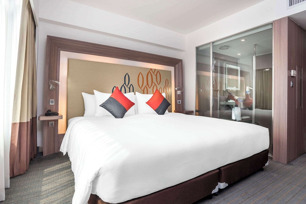 Habitación Deluxe, 1 cama de matrimonio grande del hotel Hilton Garden Inn Bangkok Silom