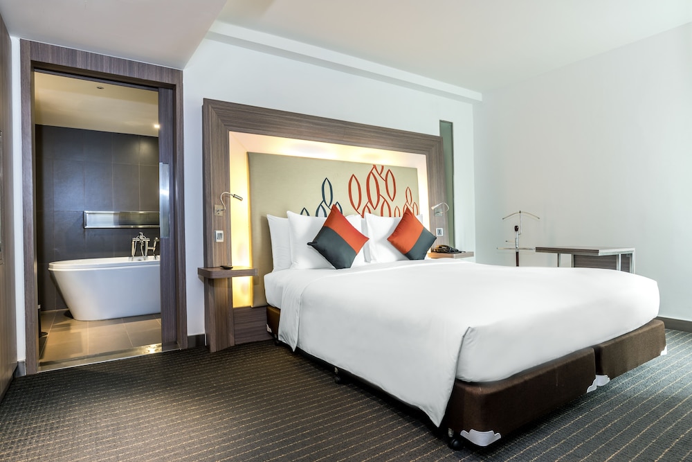 Suite Deluxe, 1 cama de matrimonio grande del hotel Hilton Garden Inn Bangkok Silom. Foto 1