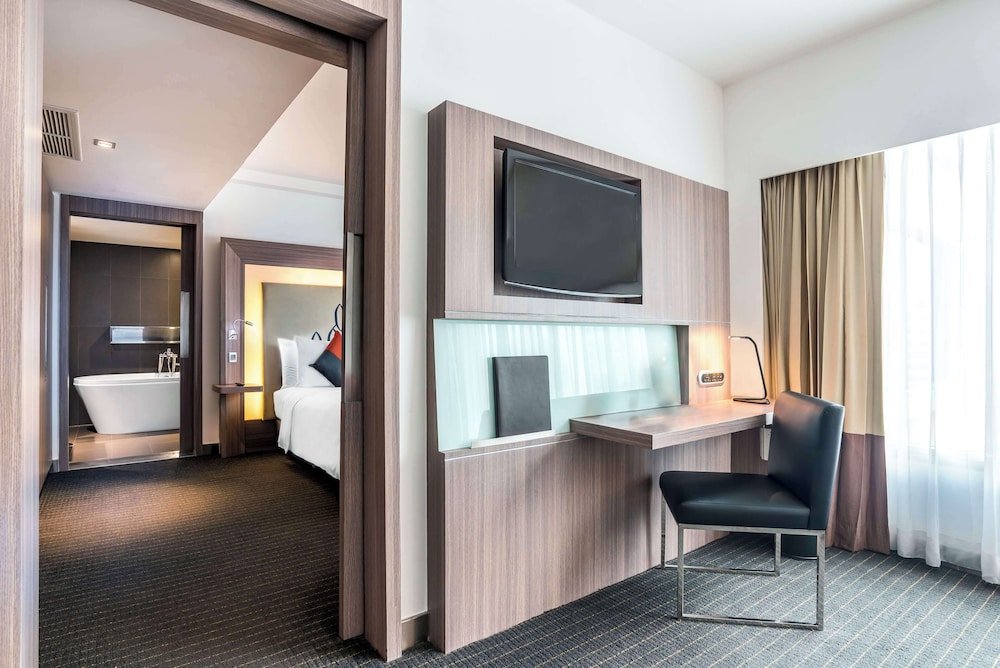 Suite Deluxe, 1 cama de matrimonio grande del hotel Hilton Garden Inn Bangkok Silom. Foto 2