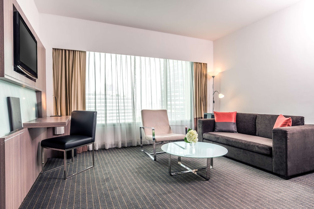 Suite Deluxe, 1 cama de matrimonio grande del hotel Hilton Garden Inn Bangkok Silom. Foto 6
