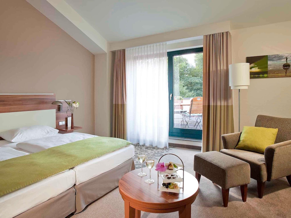 Habitación de categoría superior con 2 camas individuales del hotel Mercure Tagungs- and Landhotel Krefeld. Foto 2