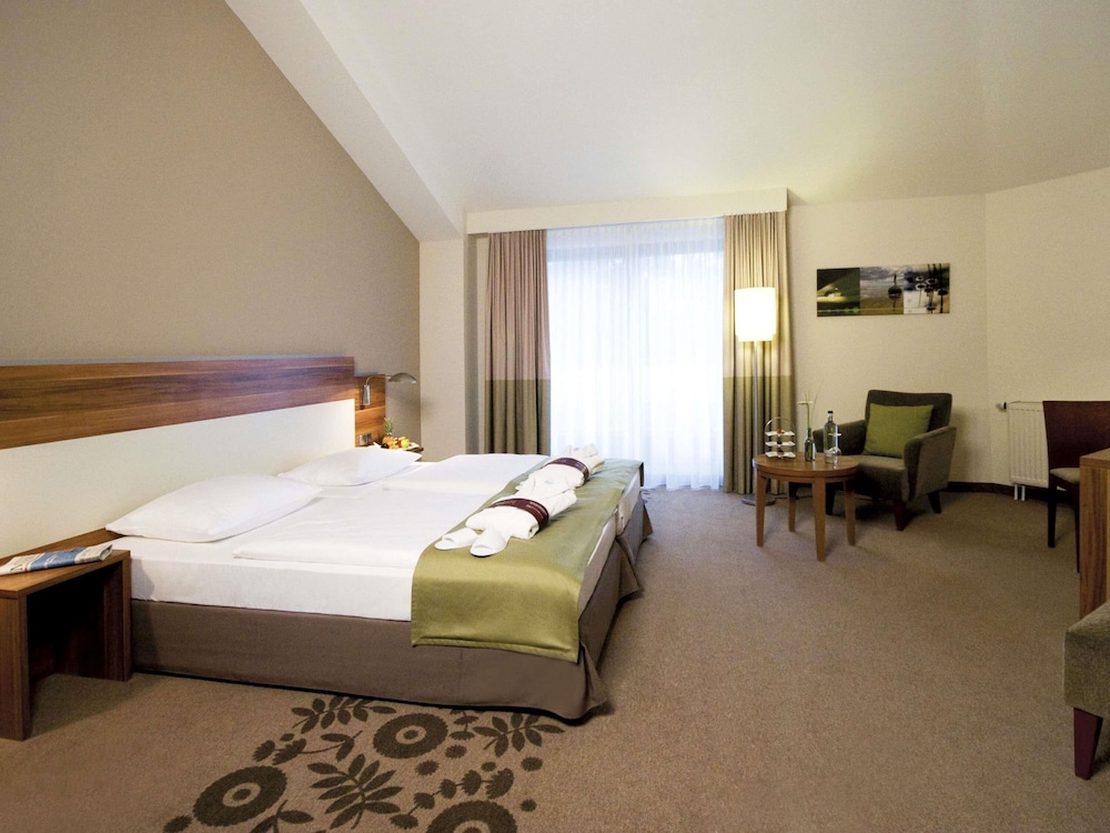 Habitación de categoría superior con 2 camas individuales del hotel Mercure Tagungs- and Landhotel Krefeld. Foto 3