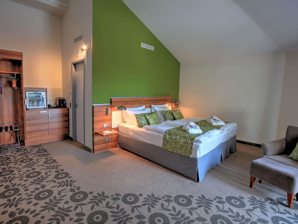 Habitación de categoría superior con una cama King Size del hotel Mercure Tagungs- and Landhotel Krefeld. Foto 5