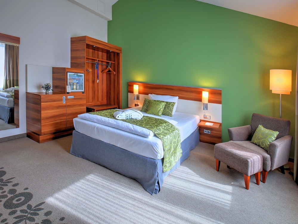 Habitación Privilege con una cama de matrimonio y balcón del hotel Mercure Tagungs- and Landhotel Krefeld. Foto 7