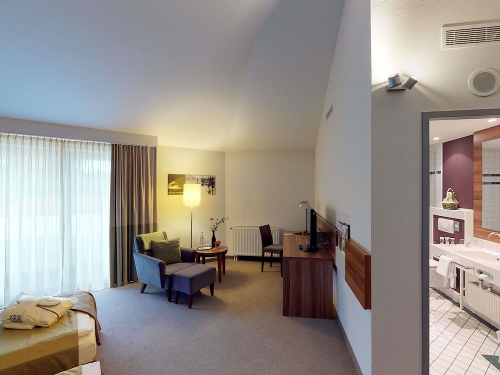 Habitación Privilege con cama queen size del hotel Mercure Tagungs- and Landhotel Krefeld. Foto 7