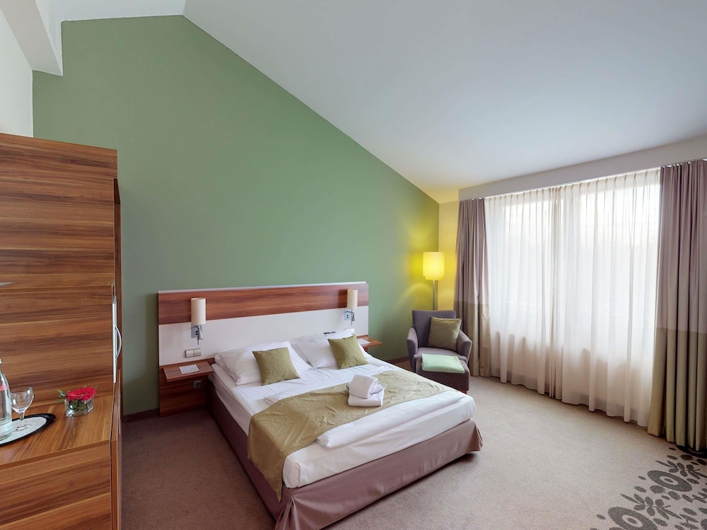 Habitación Standard con cama king size del hotel Mercure Tagungs- and Landhotel Krefeld. Foto 5