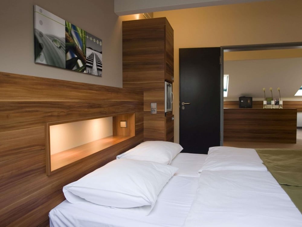Suite de categoría superior con una cama doble del hotel Mercure Tagungs- and Landhotel Krefeld. Foto 4