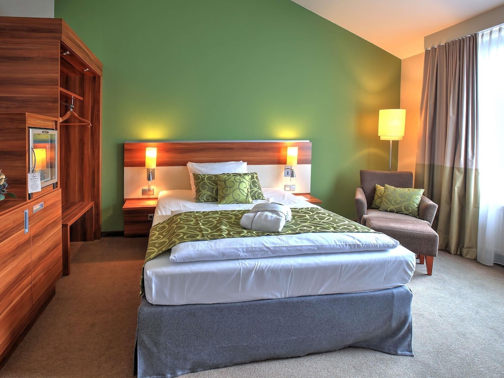 Habitación de categoría superior con una cama King Size del hotel Mercure Tagungs- and Landhotel Krefeld. Foto 8