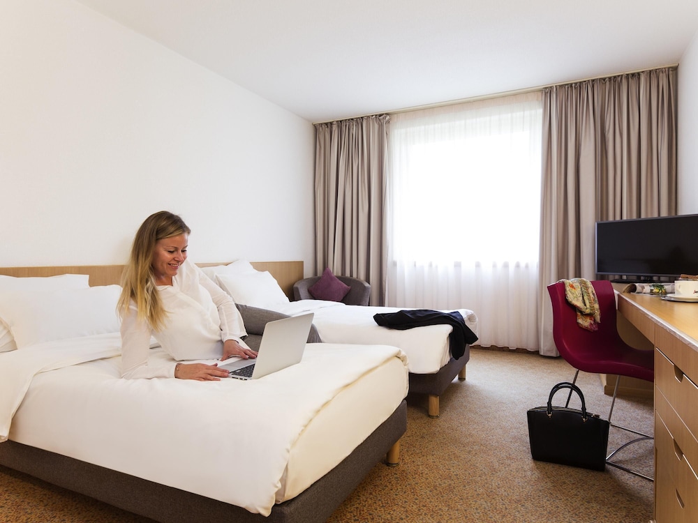 Habitación Estándar con 1 cama queen - size y sofá del hotel Novotel Düsseldorf City West