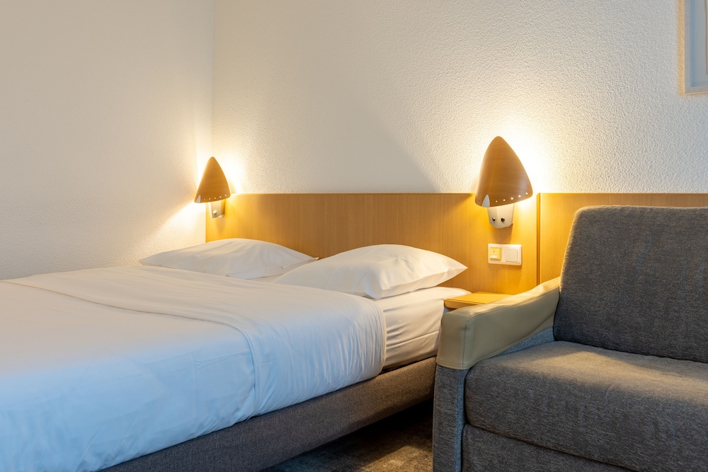 Habitación Estándar con 1 cama queen - size y sofá del hotel Novotel Düsseldorf City West. Foto 2