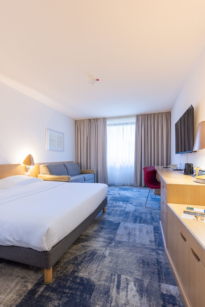 Habitación Estándar con 1 cama queen - size y sofá del hotel Novotel Düsseldorf City West. Foto 3