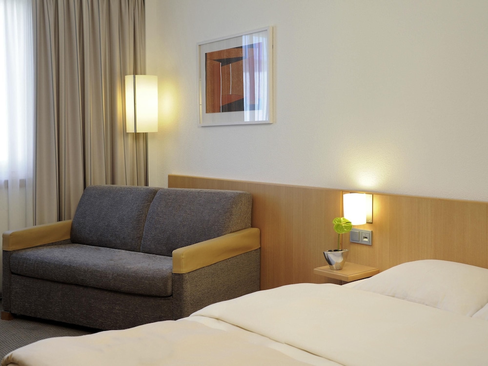 Habitación Estándar con 1 cama queen - size y sofá del hotel Novotel Düsseldorf City West. Foto 5