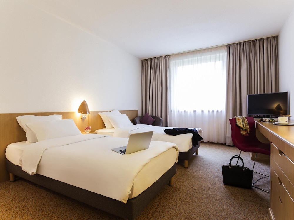 Habitación Estándar con 1 cama queen - size y sofá del hotel Novotel Düsseldorf City West. Foto 6