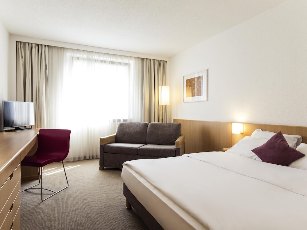 Habitación Estándar con 1 cama queen - size y sofá del hotel Novotel Düsseldorf City West. Foto 7