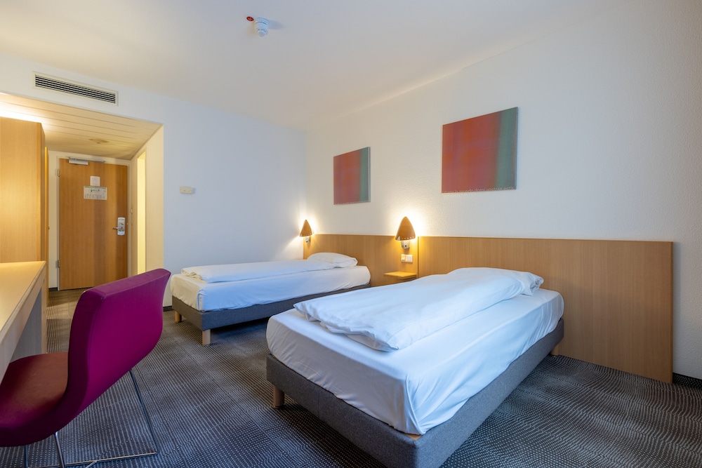 Habitación estándar con cama TWIN del hotel Novotel Düsseldorf City West. Foto 2