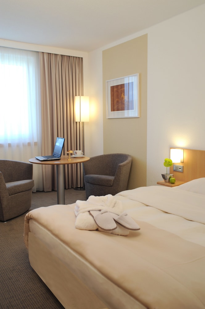 Habitación Superior con 1 cama queen - size del hotel Novotel Düsseldorf City West. Foto 1