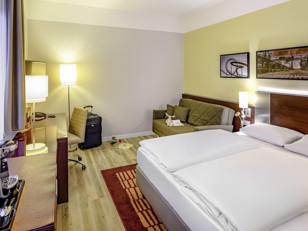Habitación Standard con cama doble y sofá del hotel Mercure Duisburg City
