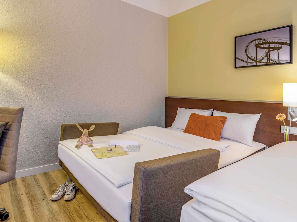 Habitación Standard con cama doble y sofá del hotel Mercure Duisburg City. Foto 2