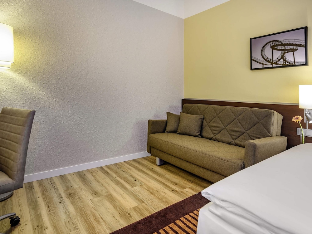 Habitación Standard con cama doble y sofá del hotel Mercure Duisburg City. Foto 3