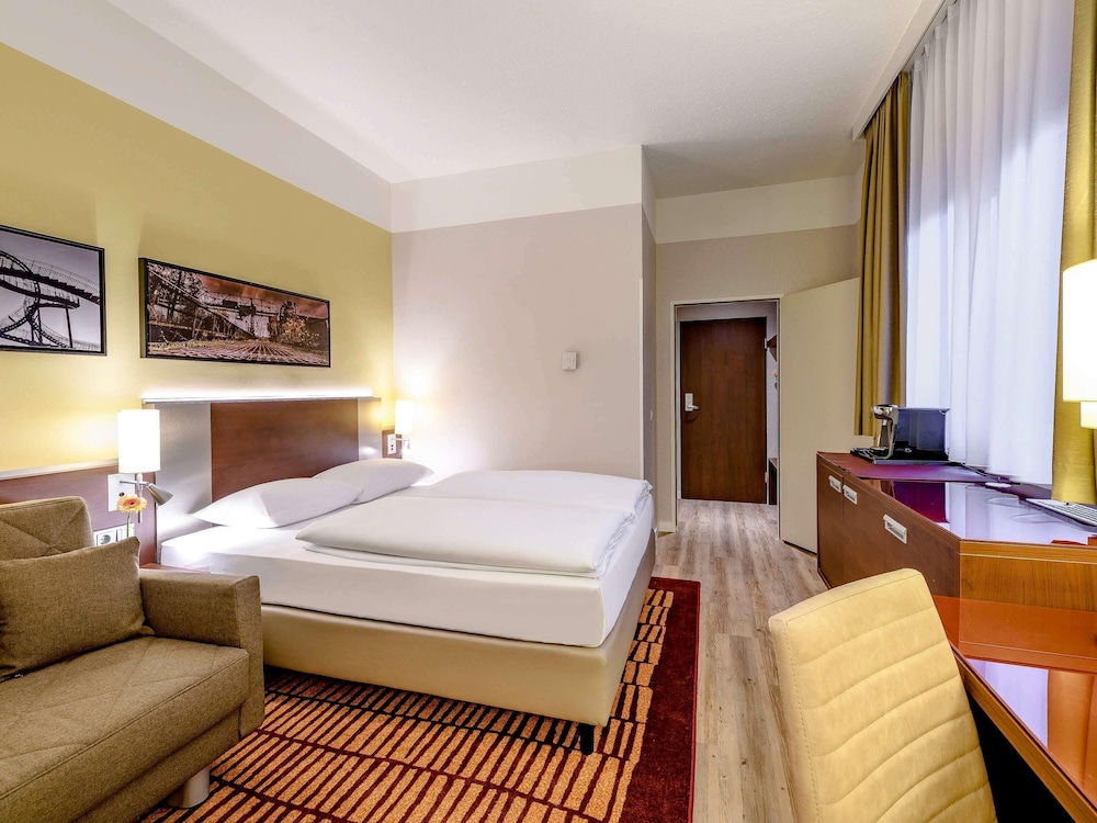 Habitación Standard con cama doble y sofá del hotel Mercure Duisburg City. Foto 4