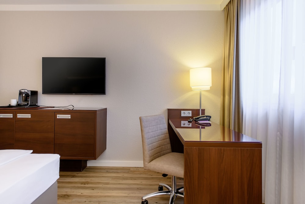 Habitación Standard con cama doble y sofá del hotel Mercure Duisburg City. Foto 5