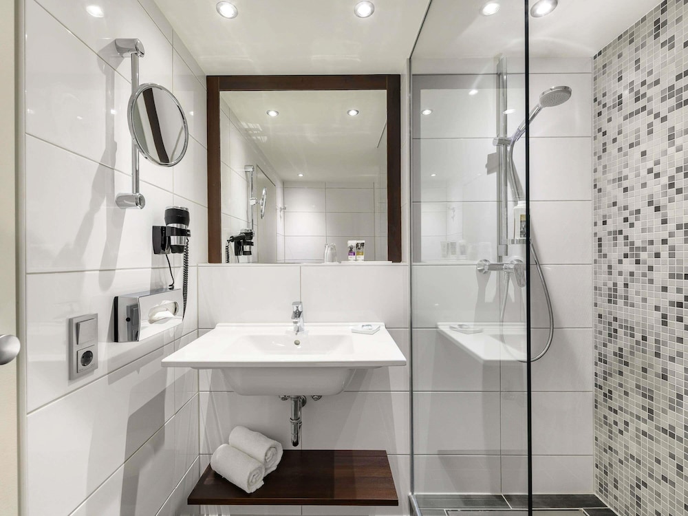 Habitación Standard con 2 camas individuales del hotel Mercure Duisburg City. Foto 4