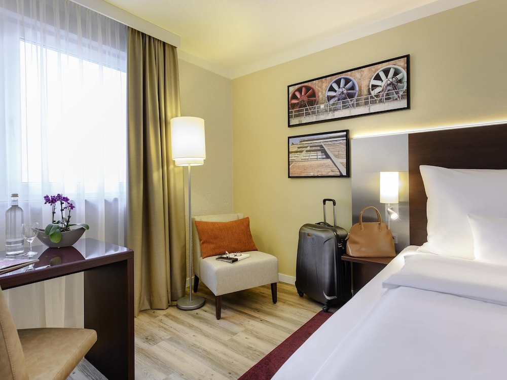Habitación de categoría superior con una cama de matrimonio del hotel Mercure Duisburg City