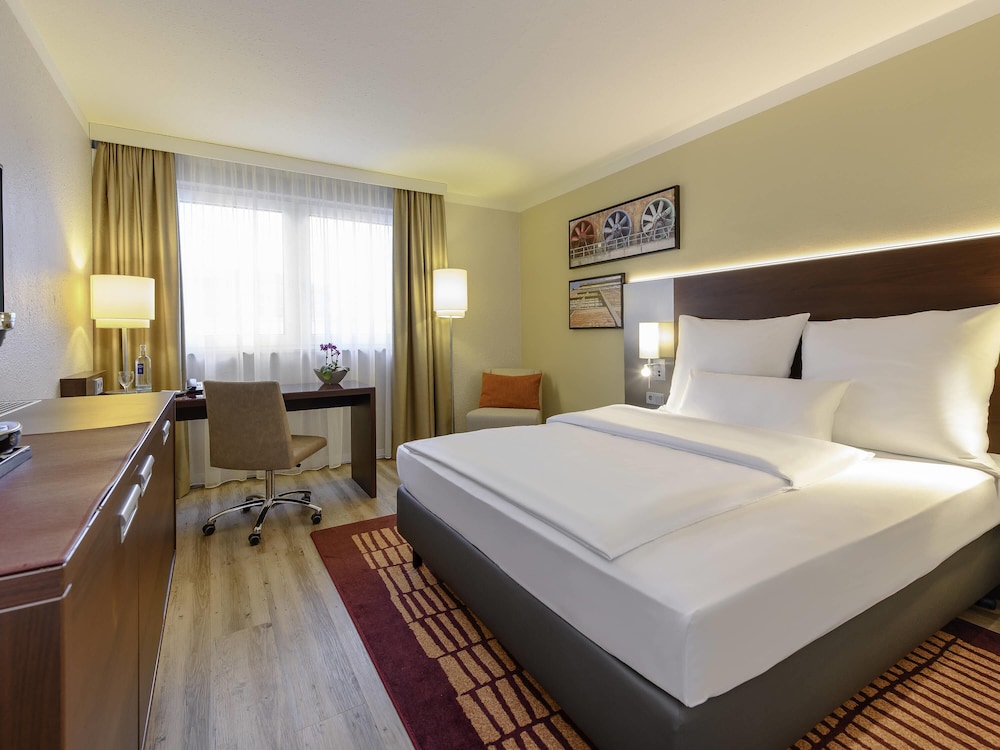 Habitación de categoría superior con una cama de matrimonio del hotel Mercure Duisburg City. Foto 2