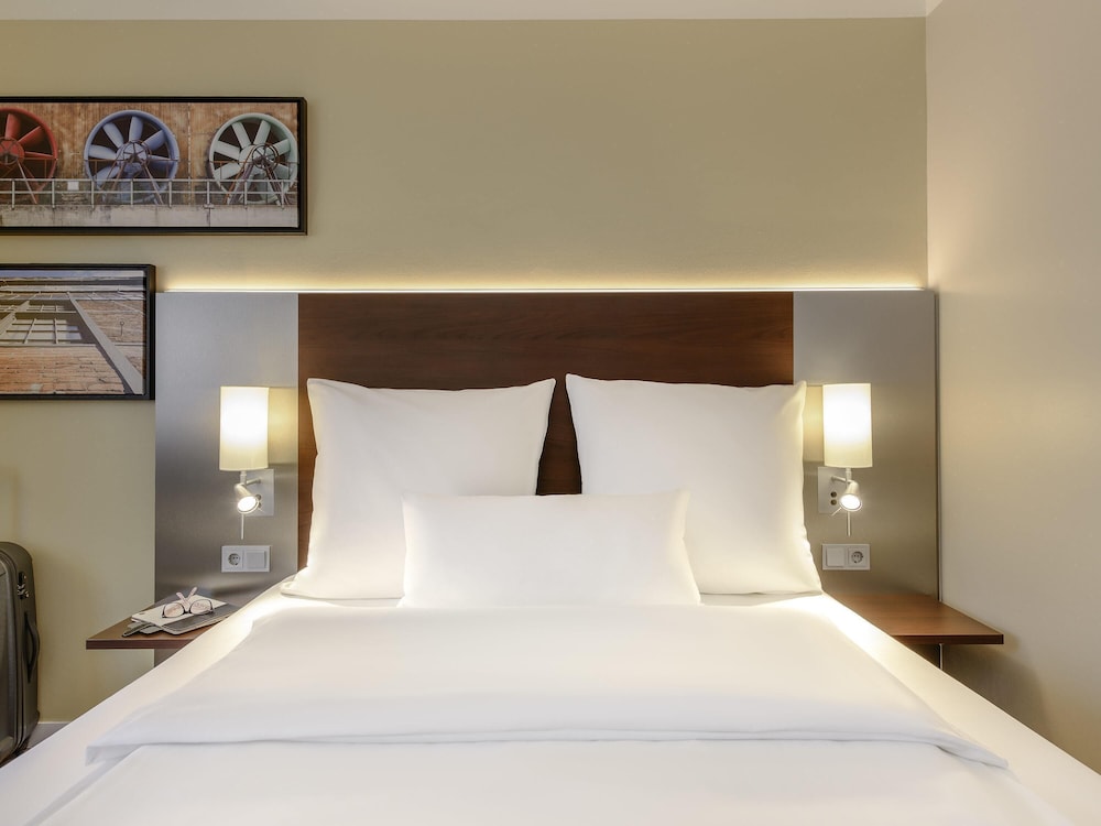 Habitación de categoría superior con una cama de matrimonio del hotel Mercure Duisburg City. Foto 3