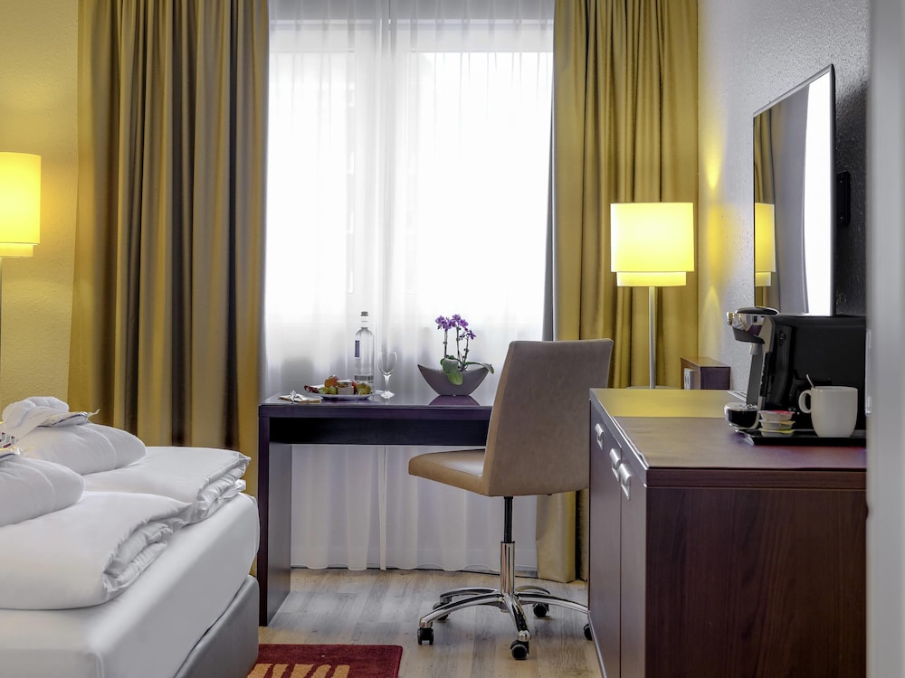 Habitación Privilege con cama de matrimonio del hotel Mercure Duisburg City. Foto 1