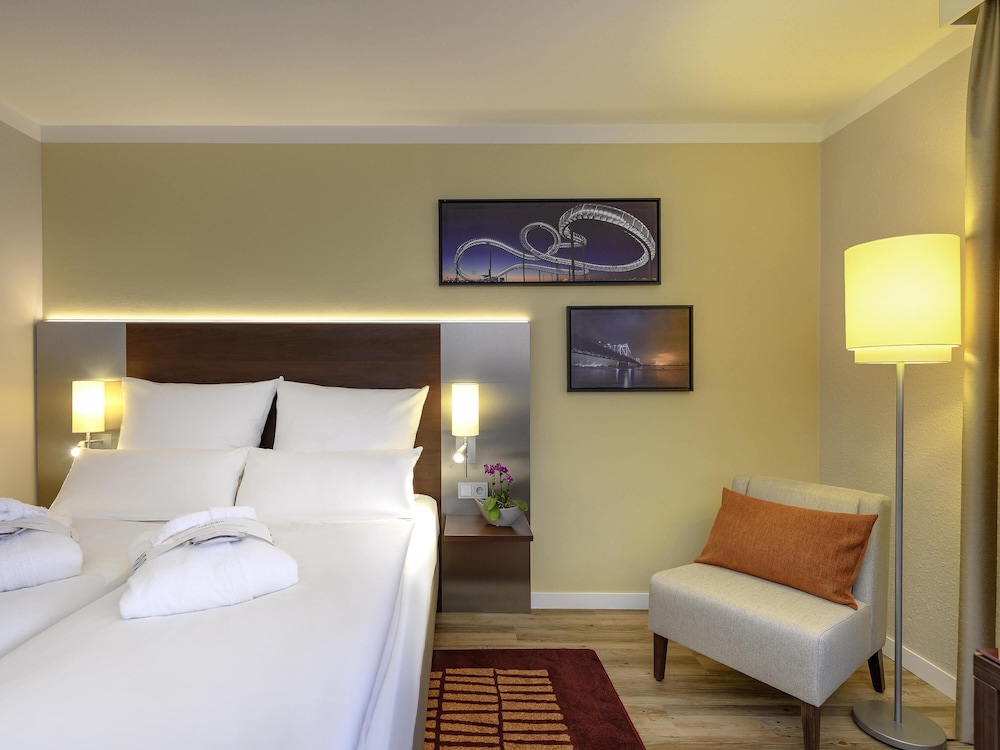Habitación Privilege con cama de matrimonio del hotel Mercure Duisburg City. Foto 3