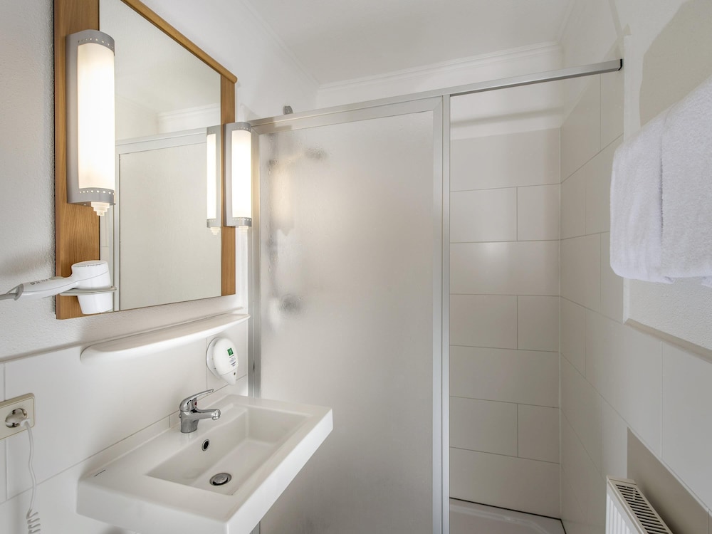 Habitación estándar con 2 camas individuales del hotel Ibis Eisenach. Foto 4