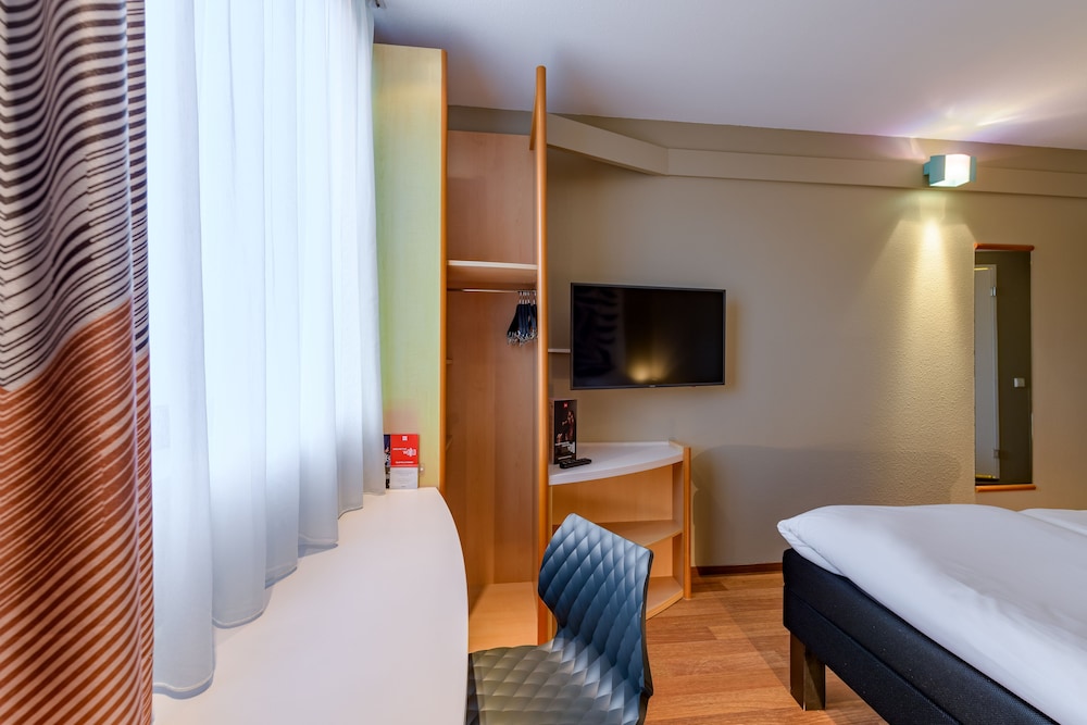Habitación estándar con 2 camas individuales del hotel Ibis Heilbronn City. Foto 1