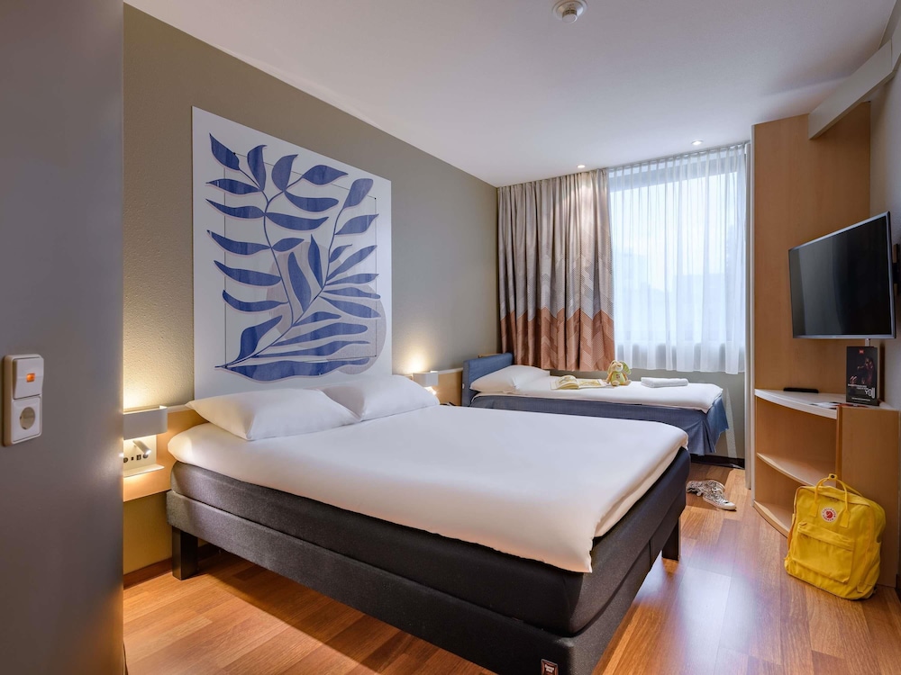 Habitación estándar con 2 camas individuales del hotel Ibis Heilbronn City. Foto 4
