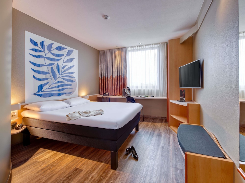 Habitación estándar con 2 camas individuales del hotel Ibis Heilbronn City. Foto 6