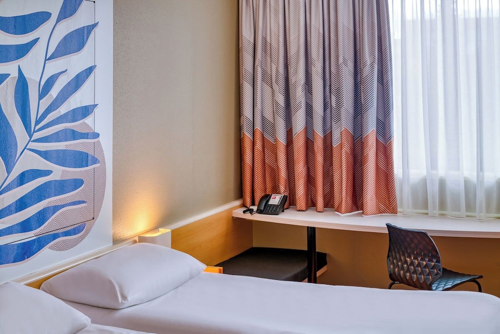 Habitación estándar con 2 camas individuales del hotel Ibis Heilbronn City. Foto 7