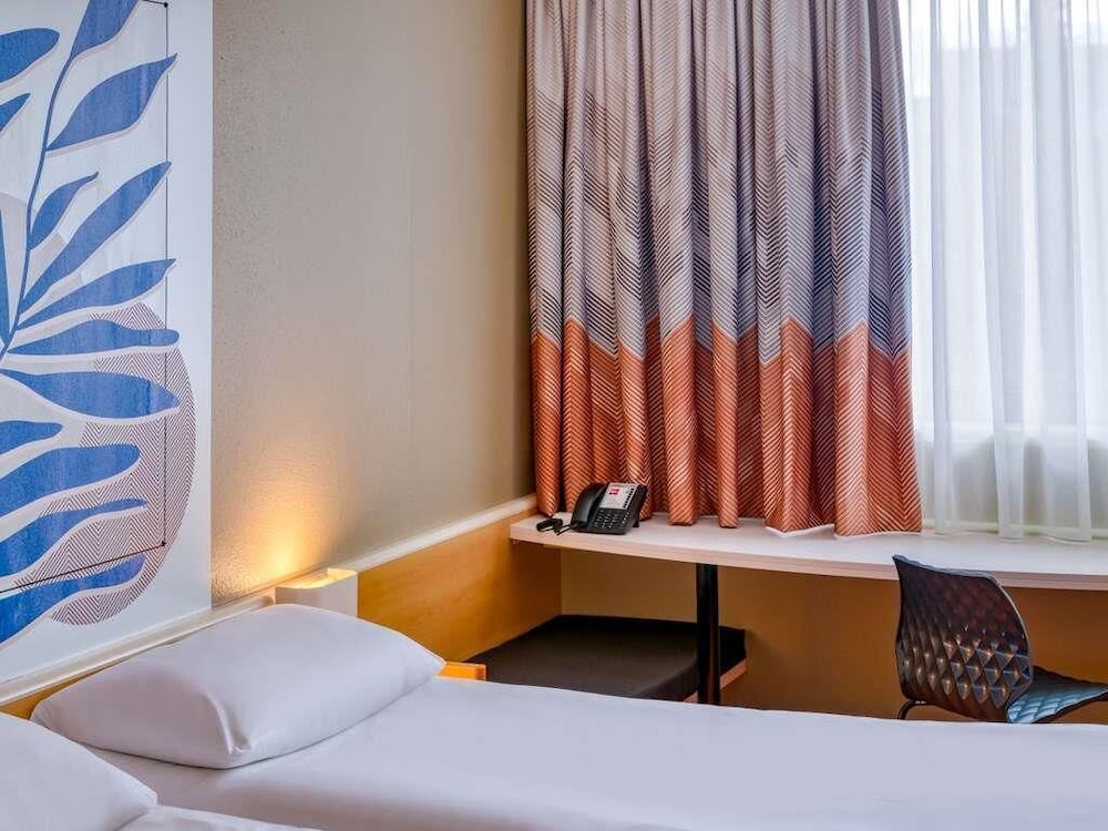 Habitación estándar con 2 camas individuales del hotel Ibis Heilbronn City. Foto 8