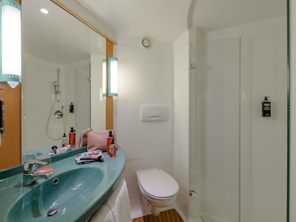 Habitación estándar con 2 camas individuales del hotel Ibis Heilbronn City. Foto 9